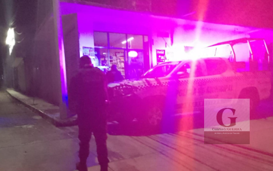 A punta de cuchillo asaltan tienda de abarrotes en Hueyotlipan; ladrones huyen en motocicleta