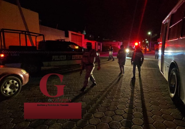 Acribillan a un hombre en plena vía pública de Tzompantepec; sicarios huyen en auto azul