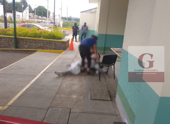 Joven muere presuntamente con un golpe en la cabeza afuera de centro de salud en Tepetitla