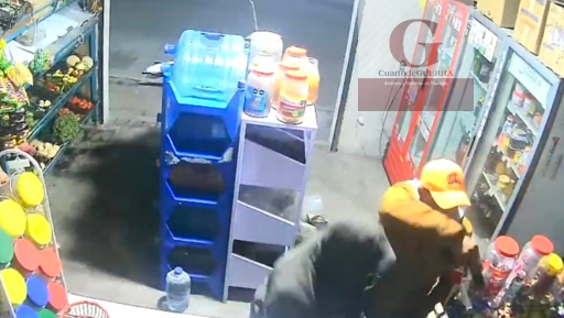 ¡A punta de pistola! Captan violento asalto a comercio en San Pablo del Monte