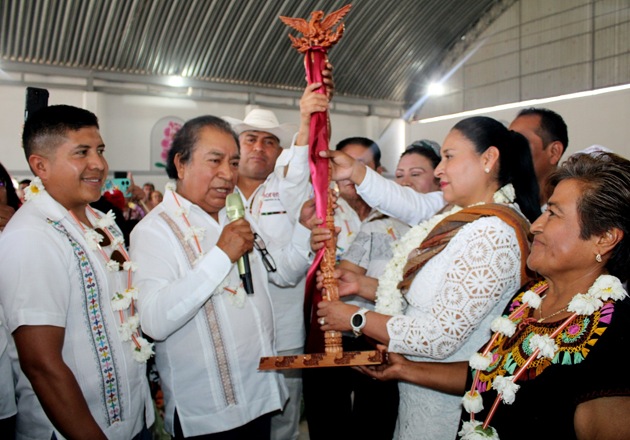 Recibe Ana Lilia Rivera bastón de mando de pueblos originarios e indígenas de Tlaxcala