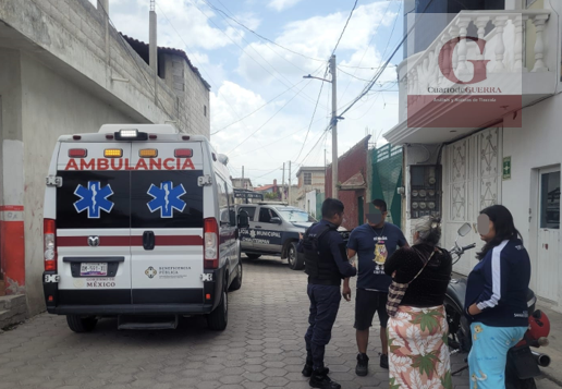 Mujer se arroja del segundo piso de un anexo en Chiautempan